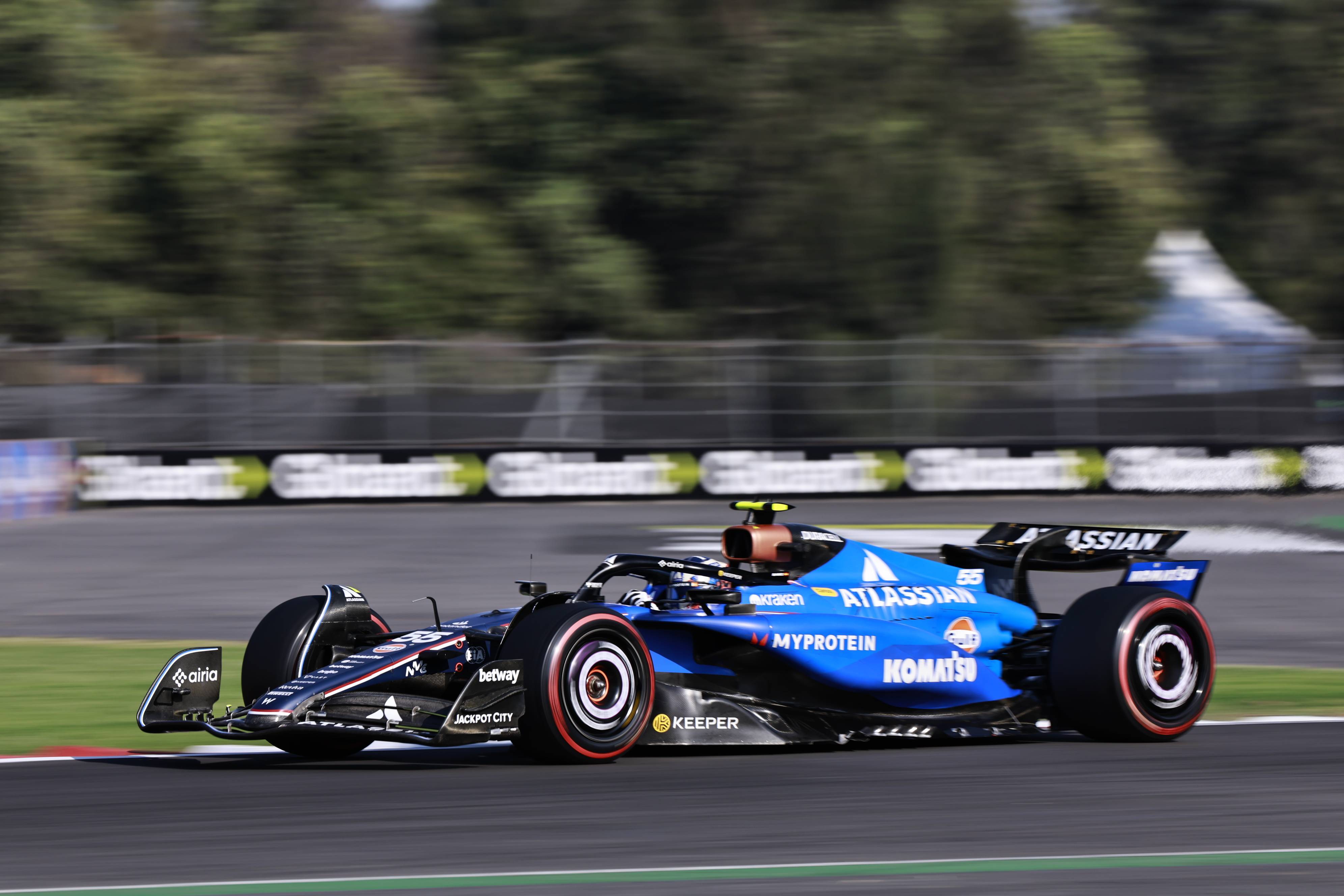 梅赛德斯鏖战迈凯伦，塞恩斯统治全场