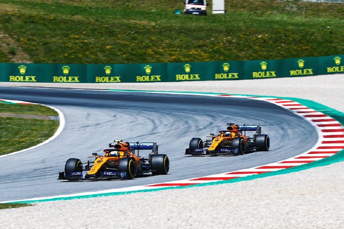 梅赛德斯鏖战迈凯伦，塞恩斯统治全场